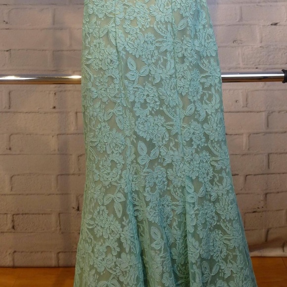 La Femme Lace Open Back Gown - Picture 5 of 8